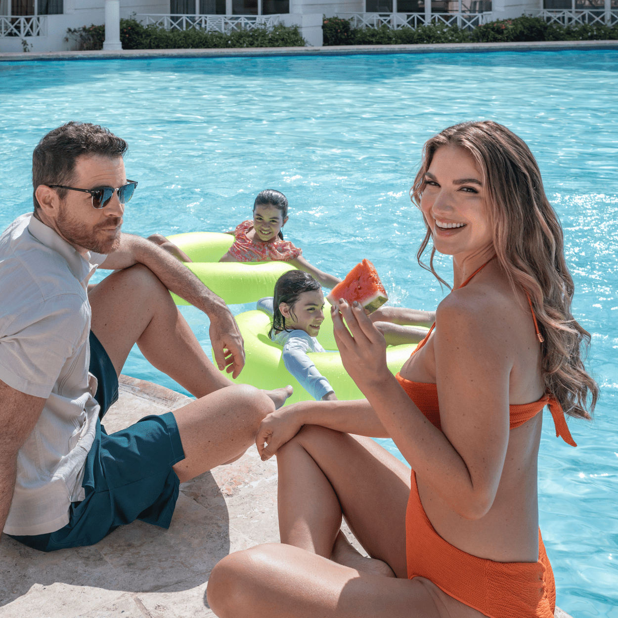 Familia disfrutando de una fogata