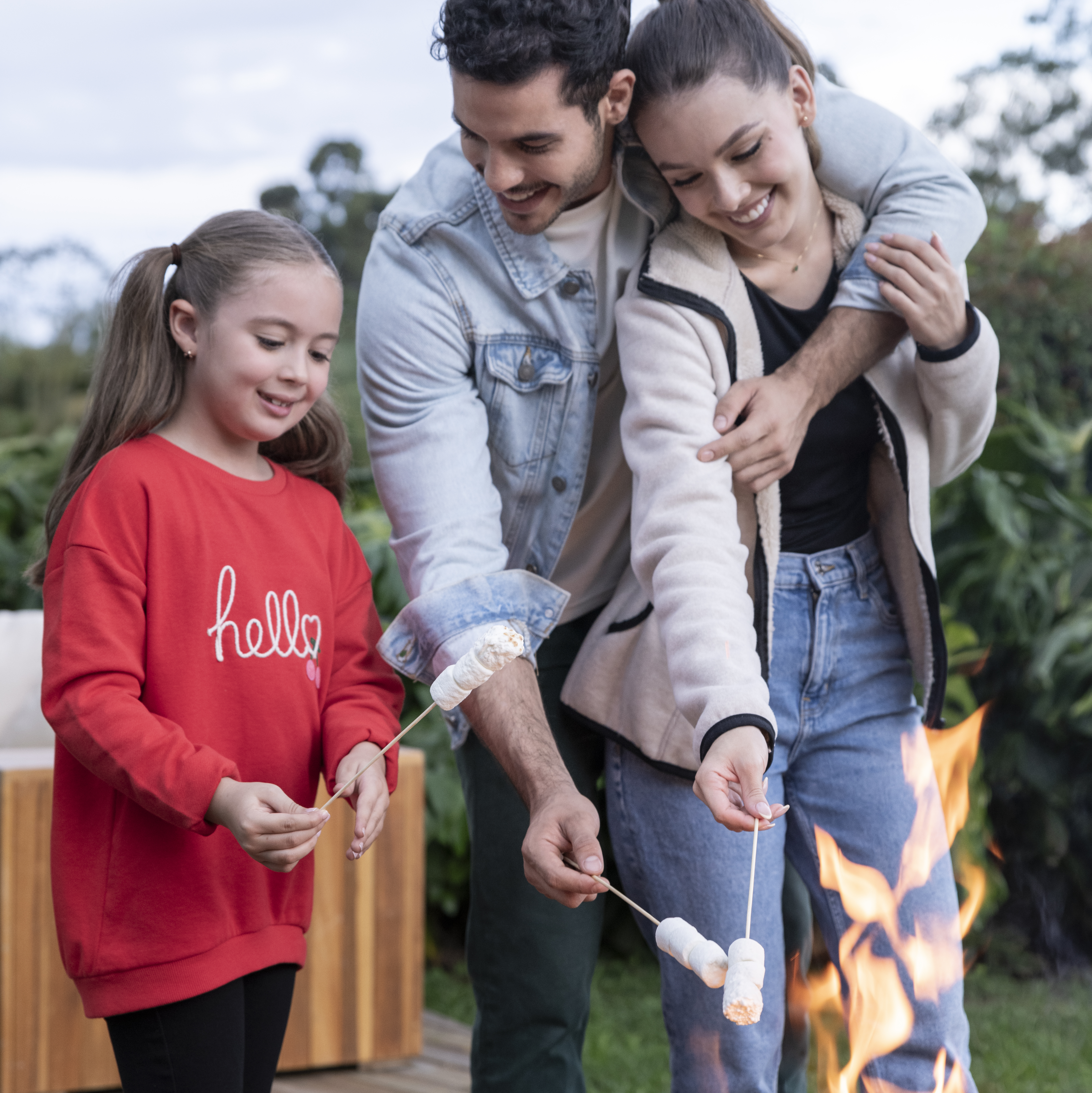 Familia disfrutando de una fogata